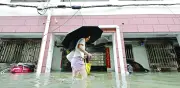 Tifón Dolphin deja sin luz a miles y cancela vuelos en China
