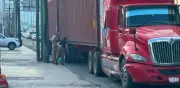 Tráiler atropella y deja sin vida a hombre en Monterrey