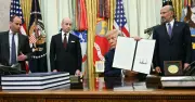 Trump firma decreto para frenar el turismo de nacimiento tras fallo de la Corte